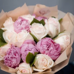 Букет из пионовидной розы и розовых пионов 