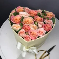 Коробочка с цветами и трюфелем