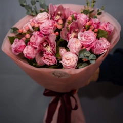 Розовый букет с розами и орхидеями